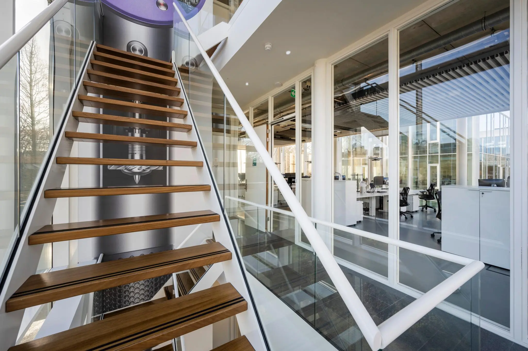 Modern kantoorgebouw aan de Fred. Roeskestraat met een houten trap en glazen wanden.